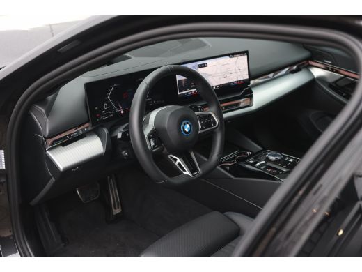 BMW 5 Serie Touring 530e M Sport Automaat / Panoramadak / Trekhaak / Stoelventilatie / M Sportonderstel / Com... ActivLease financial lease