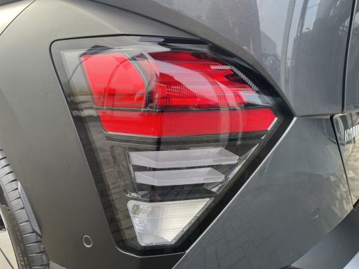 Hyundai Kona 1.6 GDI 141pk HEV Premium Sky | Premium audio | 360 camera | Schuif-kanteldak | Bestuurdersstoel ... ActivLease financial lease