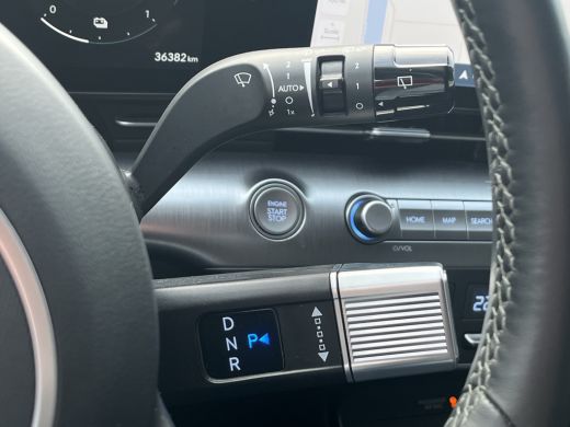 Hyundai Kona 1.6 GDI 141pk HEV Premium Sky | Premium audio | 360 camera | Schuif-kanteldak | Bestuurdersstoel ... ActivLease financial lease