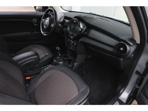 Mini Cooper Cooper Salt / LED / Airconditioning / Cruise Control / Navigatie ActivLease financial lease