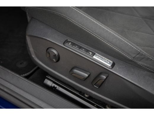 Volkswagen Golf 1.5 eTSI Style | Massage | Stuur+stoel verwarming | Adap cruise | Camera | Apple Carplay/Android ... ActivLease financial lease