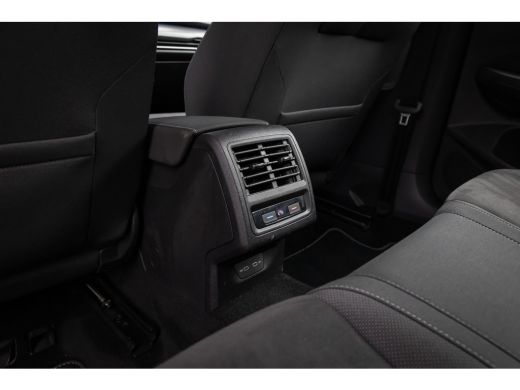 Volkswagen Golf 1.5 eTSI Style | Massage | Stuur+stoel verwarming | Adap cruise | Camera | Apple Carplay/Android ... ActivLease financial lease