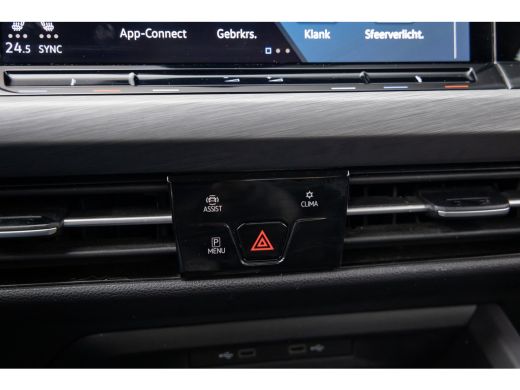 Volkswagen Golf 1.5 eTSI Style | Massage | Stuur+stoel verwarming | Adap cruise | Camera | Apple Carplay/Android ... ActivLease financial lease