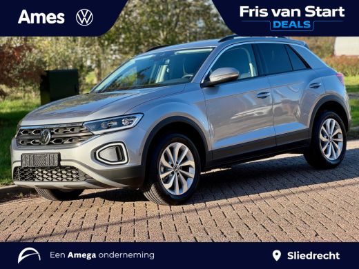 Volkswagen T-Roc 1.5 TSI 150pk DSG Life Edition | Dodehoeksensoren | Climatronic | Achteruitrijcamera