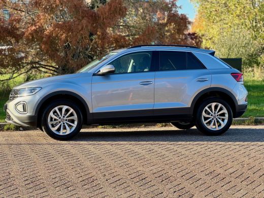 Volkswagen T-Roc 1.5 TSI 150pk DSG Life Edition | Dodehoeksensoren | Climatronic | Achteruitrijcamera ActivLease financial lease