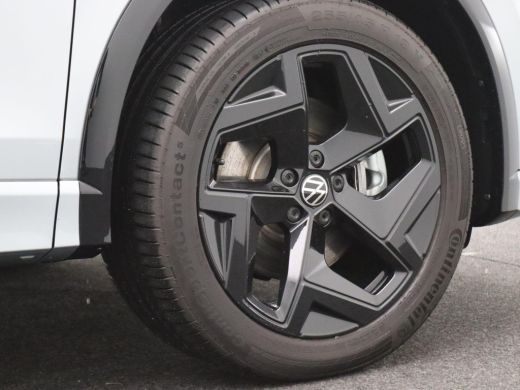 Volkswagen Tiguan 1.5 eHybrid R-Line Edition 272PK DSG Pano-Schuifdak, Trekhaak, Black Style, Navi via Apple Carpla... ActivLease financial lease