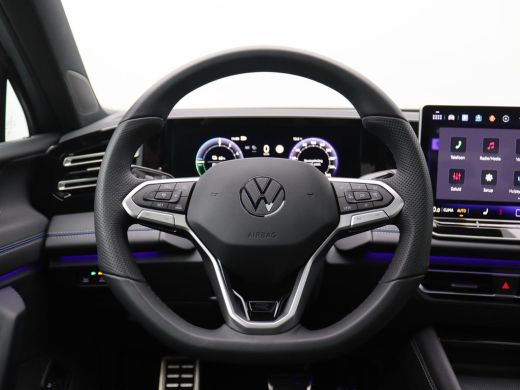 Volkswagen Tiguan 1.5 eHybrid R-Line Edition 272PK DSG Pano-Schuifdak, Trekhaak, Black Style, Navi via Apple Carpla... ActivLease financial lease