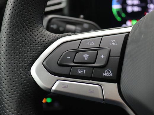 Volkswagen Tiguan 1.5 eHybrid R-Line Edition 272PK DSG Pano-Schuifdak, Trekhaak, Black Style, Navi via Apple Carpla... ActivLease financial lease