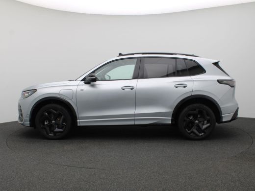 Volkswagen Tiguan 1.5 eHybrid R-Line Edition 272PK DSG Pano-Schuifdak, Trekhaak, Black Style, Navi via Apple Carpla... ActivLease financial lease