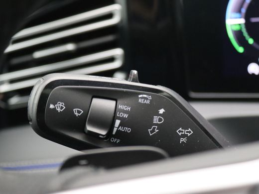 Volkswagen Tiguan 1.5 eHybrid R-Line Edition 272PK DSG Pano-Schuifdak, Trekhaak, Black Style, Navi via Apple Carpla... ActivLease financial lease