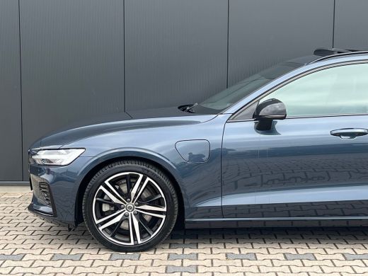 Volvo  V60 T6 Plug-in hybrid AWD Plus Dark | Panoramadak | Stoel en stuurwielverwarming | Long Range | Camer... ActivLease financial lease