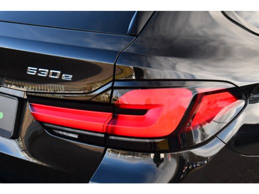 BMW 5 Serie Touring 530e 292pk M-Sport Pano ACC Trekh Comf-seat 360 HUD Laser 4wielbest ActivLease financial lease