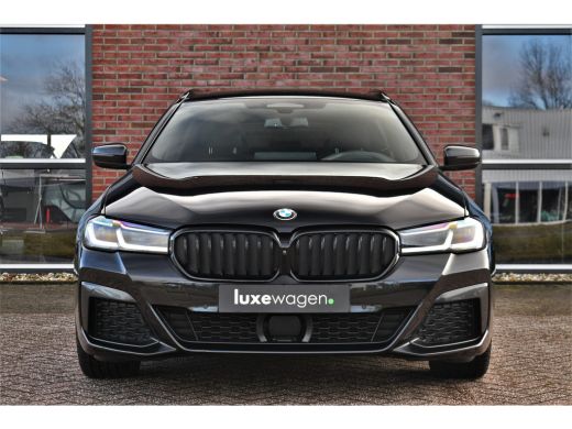 BMW 5 Serie Touring 530e 292pk M-Sport Pano ACC Trekh Comf-seat 360 HUD Laser 4wielbest ActivLease financial lease