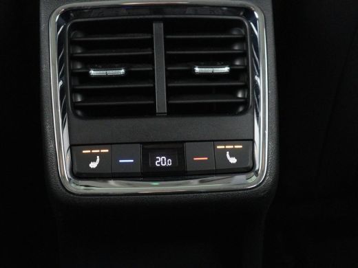 Skoda Enyaq iV 80 | Panoramadak | Trekhaak | Stoelverwarming | Camera | Sfeerverlichting | Carplay | Navigatie |... ActivLease financial lease