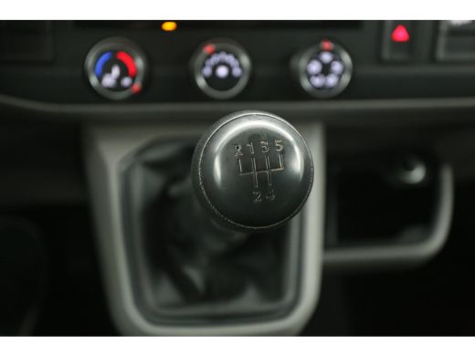 Volkswagen Transporter 2.0 TDI 150PK L2H1 | Ascot Grey | Airco | 3 Zits | Elektrpakket ActivLease financial lease