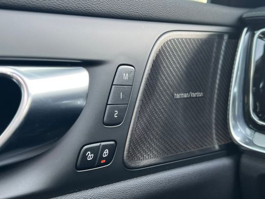 Volvo  V60 T6 Plug-in hybrid AWD Ultra Dark | Panoramadak | Trekhaak | 360 Camera | Head-up Display | Leder ... ActivLease financial lease