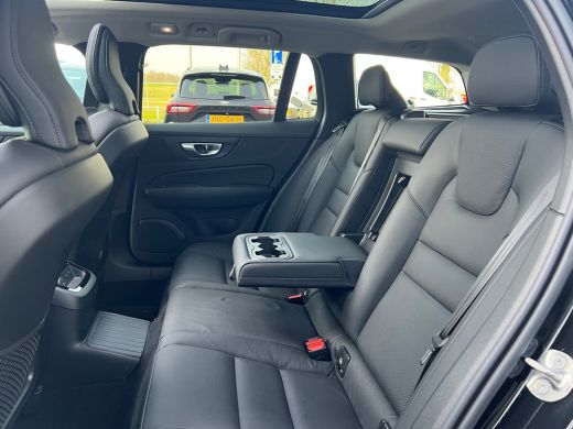 Volvo  V60 T6 Plug-in hybrid AWD Ultra Dark | Panoramadak | Trekhaak | 360 Camera | Head-up Display | Leder ... ActivLease financial lease