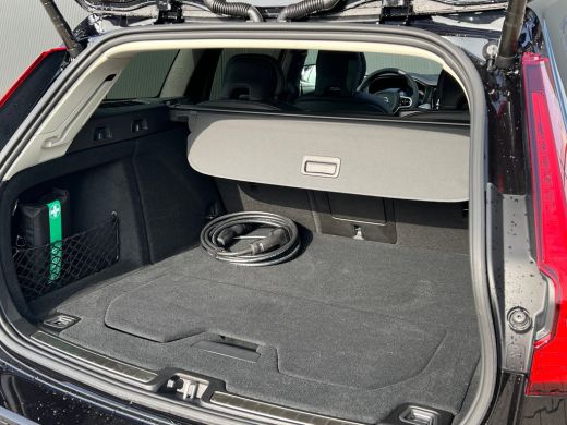 Volvo  V60 T6 Plug-in hybrid AWD Ultra Dark | Panoramadak | Trekhaak | 360 Camera | Head-up Display | Leder ... ActivLease financial lease