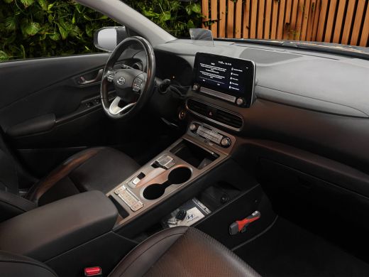 Hyundai Kona EV Premium 64 kWh | Navi | Adapt. Cruise | Stoel- stuurverw. | Head-up | Blis | LED | 17'' ActivLease financial lease