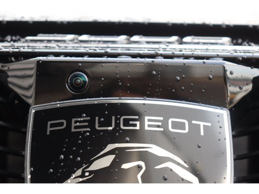 Peugeot e-3008 73KWH GT AVANTAGE 214PK / NAVI / LEDER / CLIMA / FULL-LED / 19" LMV / KEYLESS / WARMTEPOMP / PANO... ActivLease financial lease