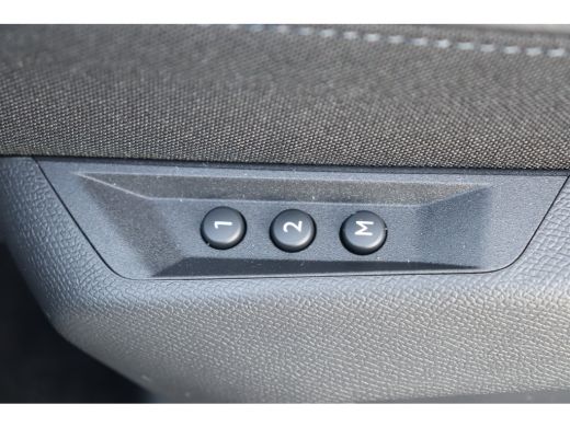 Peugeot e-3008 73KWH GT AVANTAGE 214PK / NAVI / LEDER / CLIMA / FULL-LED / 19" LMV / KEYLESS / WARMTEPOMP / PANO... ActivLease financial lease