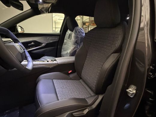 Peugeot e-5008 Allure Long Range 96 kWh Direct Beschikbaar! | Warmtepomp | Trekhaak | Navigatie | Long Range! | ... ActivLease financial lease