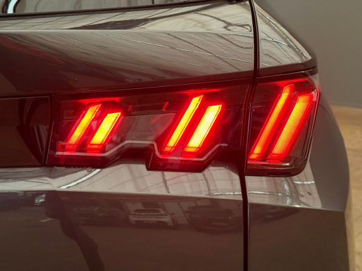 Peugeot e-5008 Allure Long Range 96 kWh Direct Beschikbaar! | Warmtepomp | Trekhaak | Navigatie | Long Range! | ... ActivLease financial lease
