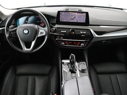 BMW 5 Serie 520i High Executive | Panoramadak | Leder | Trekhaak | Stoelverwarming | Camera | Live Cockpit | ... ActivLease financial lease
