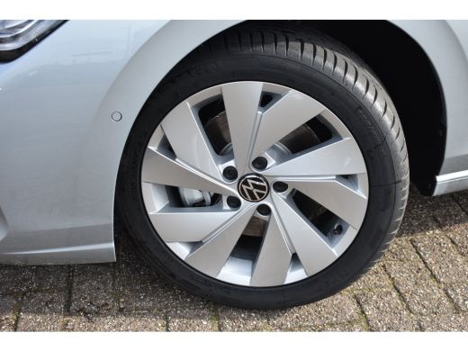 Volkswagen Golf Life Edition eHybrid | 'App-Connect' draadloze smartphone integratie | Achterbank in ongelijke de... ActivLease financial lease
