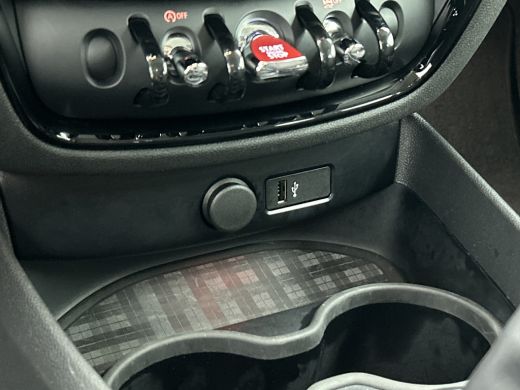 Mini Clubman 2.0D 150PK Cooper Business Edition / Airco-ecc./ Stoelverwarming / Navigatie / Trekhaak / Dab / P... ActivLease financial lease