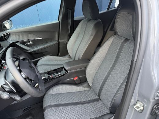 Peugeot 2008 1.2 Hybrid 136 Allure | Camera | Ad. Cruise control | Verw. voorstoel | PDC V+A | LMV 17"| LED ko... ActivLease financial lease