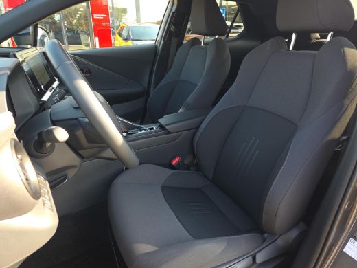 Toyota C-HR 2.0 Plug-in Hybrid 220 Dynamic | Apple CarPlay | Stuur verwarming | Blindspot | Rijklaar incl. ga... ActivLease financial lease