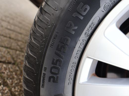 Volkswagen Golf 1.6 TDI 116 PK AUT. *1e EIGENAAR / BTW* + MASSAGE | CARPLAY | ADAPTIVE CRUISE | TREKHAAK | STOELV... ActivLease financial lease