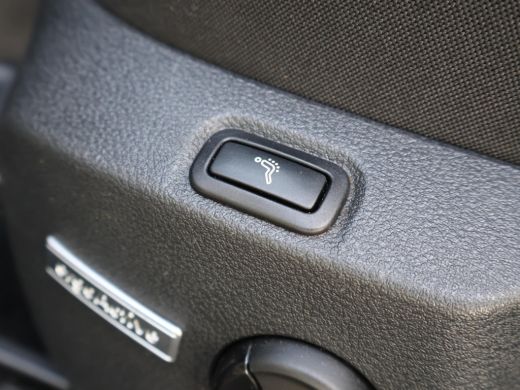 Volkswagen Golf 1.6 TDI 116 PK AUT. *1e EIGENAAR / BTW* + MASSAGE | CARPLAY | ADAPTIVE CRUISE | TREKHAAK | STOELV... ActivLease financial lease