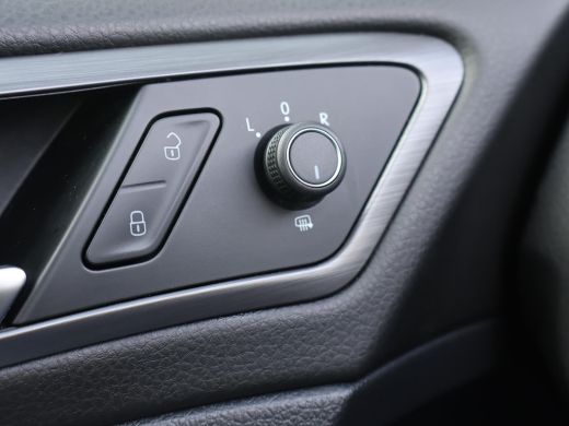 Volkswagen Golf 1.6 TDI 116 PK AUT. *1e EIGENAAR / BTW* + MASSAGE | CARPLAY | ADAPTIVE CRUISE | TREKHAAK | STOELV... ActivLease financial lease