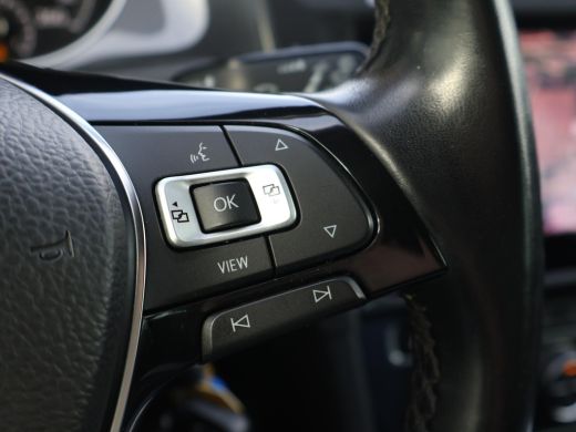 Volkswagen Golf 1.6 TDI 116 PK AUT. *1e EIGENAAR / BTW* + MASSAGE | CARPLAY | ADAPTIVE CRUISE | TREKHAAK | STOELV... ActivLease financial lease