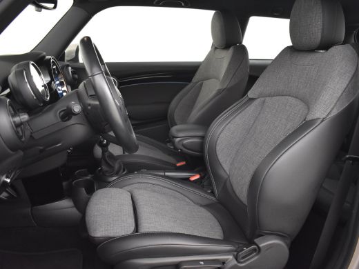 Mini One 1.5 One Classic | Cruise control | Navigatie | Parkeer sensor achter | DAB | Keyless start | 15"LMV ActivLease financial lease