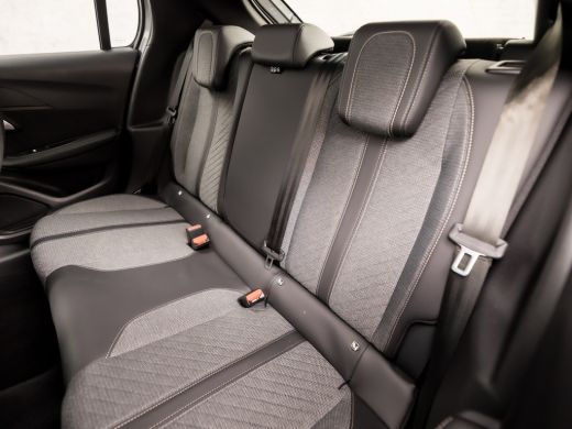 Peugeot 208 1.2 PureTech 100 Allure Sport (VIRTUAL COCKPIT, APPLE CARPLAY, GROOT NAVI, 360 CAMERA, LEDER, SPO... ActivLease financial lease