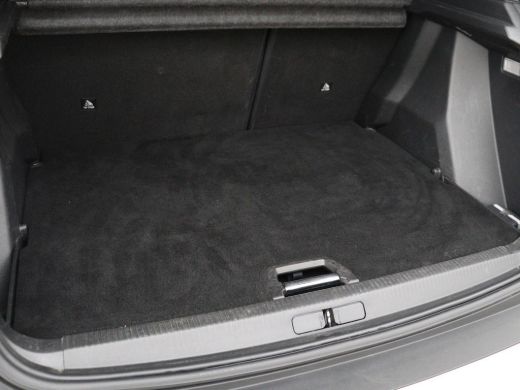 Peugeot e-2008 EV GT 50 kWh | SOH 91% | 3 Fase | Stoelverwarming | Leder/Alcantara | Adaptive cruise | Keyless |... ActivLease financial lease