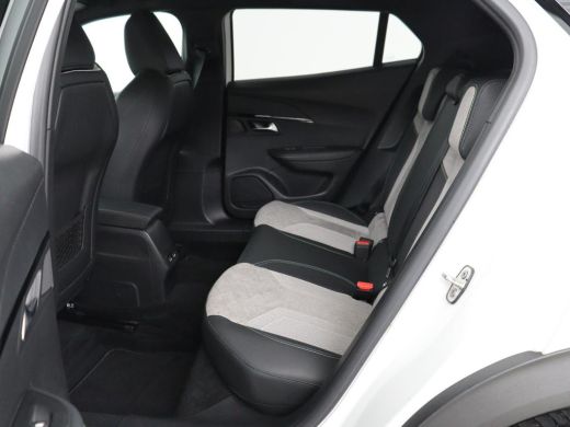 Peugeot e-2008 EV GT 50 kWh | SOH 91% | 3 Fase | Stoelverwarming | Leder/Alcantara | Adaptive cruise | Keyless |... ActivLease financial lease
