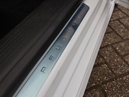 Peugeot e-308 FIRST EDITION GT EV 54 KWH + STUUR/STOELVERW. | ADAPTIVE CRUISE | CARPLAY | STANDKACHEL | CAMERA ActivLease financial lease