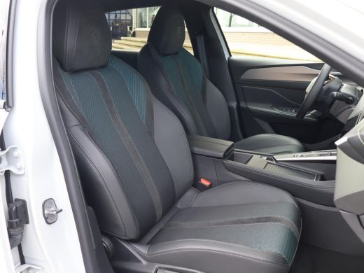 Peugeot e-308 FIRST EDITION GT EV 54 KWH + STUUR/STOELVERW. | ADAPTIVE CRUISE | CARPLAY | STANDKACHEL | CAMERA ActivLease financial lease