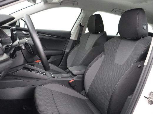 Skoda Octavia 1.0 e-TSI Business Edition | 61.800km NAP | Camera | Carplay | Navigatie | Full LED | Parkeerhulp... ActivLease financial lease