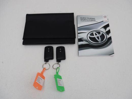 Toyota Auris 1.8 Hybrid Executive | Stoelverwarming | Half leder | Navigatie | Keyless | Climate control | Cru... ActivLease financial lease