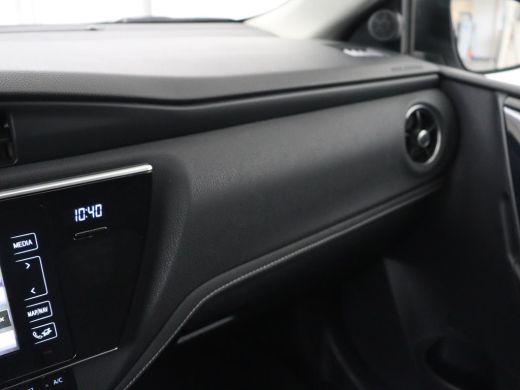 Toyota Auris 1.8 Hybrid Executive | Stoelverwarming | Half leder | Navigatie | Keyless | Climate control | Cru... ActivLease financial lease