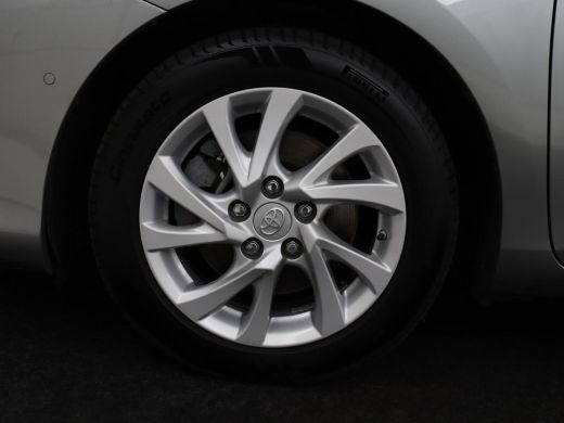 Toyota Auris 1.8 Hybrid Executive | Stoelverwarming | Half leder | Navigatie | Keyless | Climate control | Cru... ActivLease financial lease