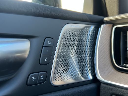 Volvo  XC60 T6 Plug-in hybrid AWD Ultra Dark | Bowers & Wilkins audiosysteem | Luchtvering | 22 inch Velgen |... ActivLease financial lease