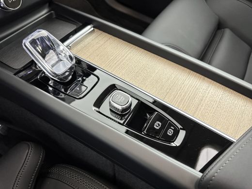 Volvo  XC60 T6 Recharge Ultra Dark | Facelift | 20" | Trekhaak | Panoramadak | Head-up | Harman Kardon | 360 ... ActivLease financial lease