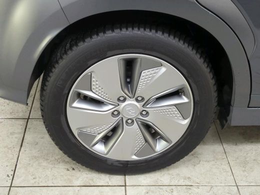 Hyundai Kona EV Fashion 64 kWh NL-AUTO | SOH 100% | NAVI | CAMERA ActivLease financial lease