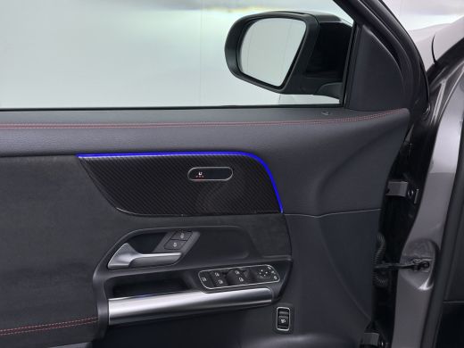 Mercedes-Benz GLA 180 AMG // Camera // Elek. Achterklep // Sfeerverlichting // Night pakket // 19" AMG Velgen // LED ActivLease financial lease